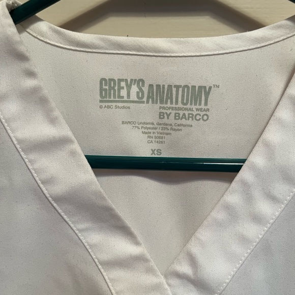Grey’s Anatomy by Barco White XS Riley Mock wrap V-Neck Scrubs Top. Pockets. - Picture 2 of 5